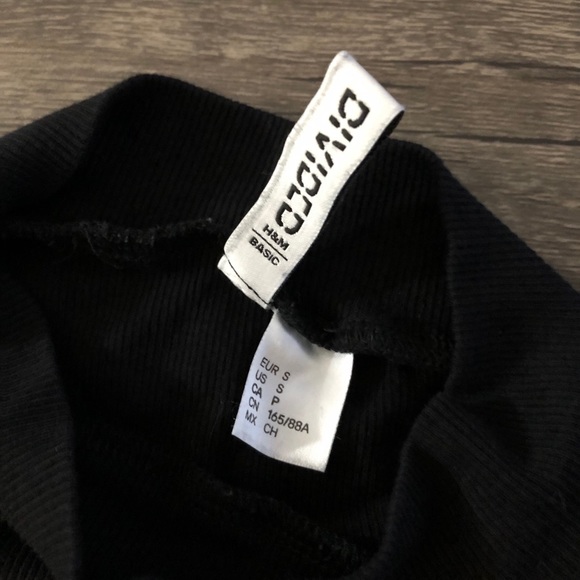 ⚡️ 3/25$ ⚡️ Divided Black Ribbed Mock Neck Crop Top Sz S - Picture 2 of 2